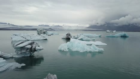 Eine-Drohnenaufnahme-Eines-Bootes-Zwischen-Den-Eisbergen