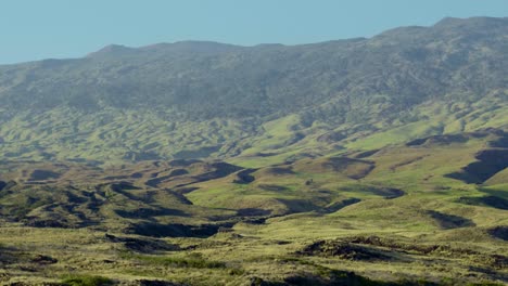 Luftaufnahme-Der-Hawaiianischen-Insel-Maui-Und-Ihrer-üppigen,-Grünen-Hügellandschaft