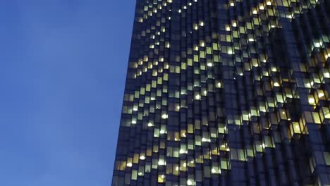 Recorriendo-El-Distrito-Financiero-De-Toronto-Por-La-Noche,-Con-Rascacielos-Iluminados