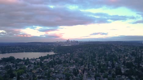 Schwenk-über-Seattle-Bei-Sonnenuntergang