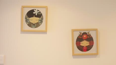 Zwei-Gestickte-Kunstwerke,-Die-An-Der-Wand-Hängen-Japanische-Chinesische-Asiatische-Puppen