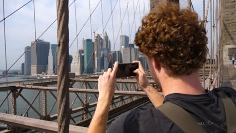 Taking-pictures-of-New-York-skyline-on-mobile