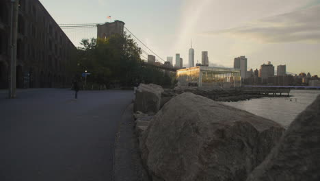 Kardanische-Aufnahme-Der-Brooklyn-Bridge-Bei-Sonnenuntergang
