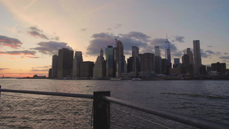 Gimbal-Schuss-Von-Lower-Manhattan-Waterfront-Bei-Sonnenuntergang