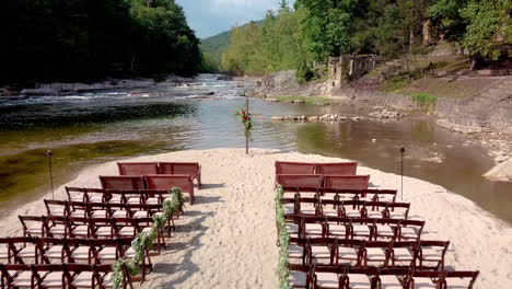 Wunderschöner-Ort-Für-Hochzeiten-In-Den-Bergen-Von-North-Carolina-An-Einem-Fluss