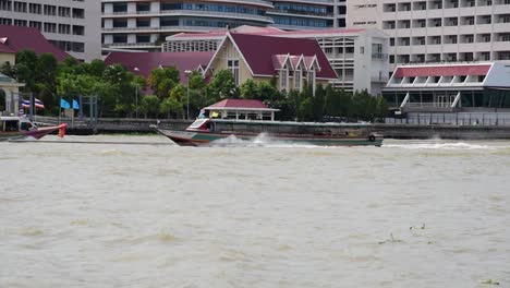 öffentliches-Schnellboot,-Das-Mit-Hoher-Geschwindigkeit-Im-Fluss-Chao-Phraya-Fährt
