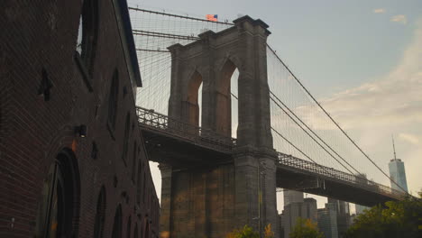 Kardanische-Aufnahme-Der-Brooklyn-Bridge-Zur-Goldenen-Stunde