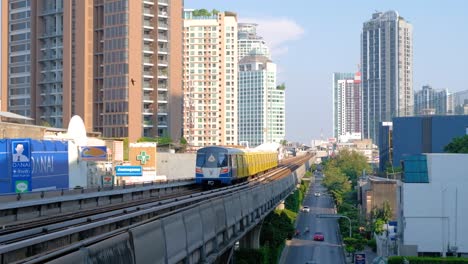El-Tren-De-Cercanías-Se-Mueve-A-Lo-Largo-Del-Ferrocarril-En-El-Centro-De-Bangkok