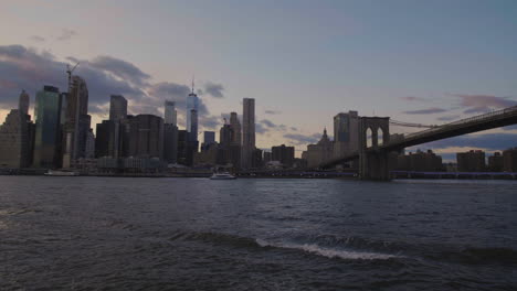 Gimbal-Schuss-Von-Lower-Manhattan-Waterfront-Bei-Sonnenuntergang