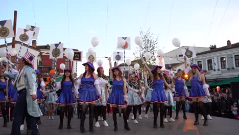 Baile-Americano-El-Día-Del-Carnaval-Por-Mujeres-Jóvenes-Y-Hermosas-Con-Vestidos-Azules-Cortos