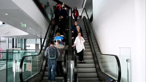 Timelapse-De-Personas-Subiendo-Y-Bajando-Escaleras-Mecánicas-En-El-Centro-De-Convenciones-De-Liverpool