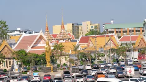 Estacionamiento-Ocupado-En-Bangkok-En-Un-Día-Soleado,-Gire-A-La-Derecha