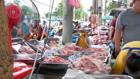 Asiatischer-Straßenmarkt-Im-Freien,-Der-Geflügel--Und-Schweinefleisch-Verkauft