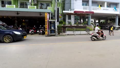 Tráfico-Y-Gente-Moviéndose-A-Lo-Largo-De-Soi-Buakhao-En-Pattaya-Tailandia