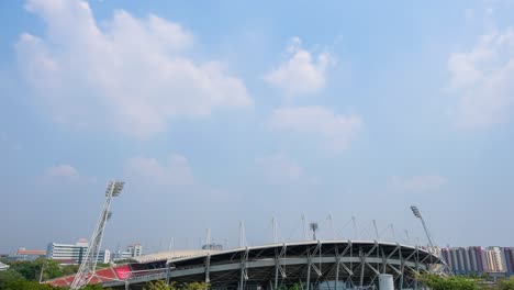 Lapso-De-Tiempo,-Estadio-De-Fútbol-De-Bangkok-En-Un-Día-Claro-Y-Soleado