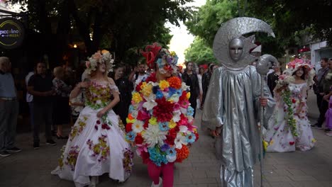 Mascarada-En-La-Calle-De-La-Ciudad-Con-Coloridos-Disfraces-En-El-Día-Festivo-Del-Carnaval,-Cámara-Lenta