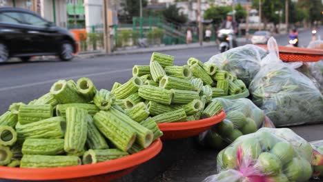 Bittermelonenkürbisgemüse-Zum-Verkauf-Auf-Einer-Asiatischen-Straße