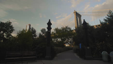 Kardanische-Aufnahme-Der-Brücke-Von-Manhattan-Während-Der-Goldenen-Stunde