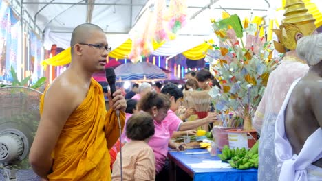 Monk-Addressing-Worshipers-At-Makha-Bucha-Day,-Thailand
