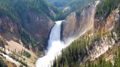 Tiro-De-Yellowstonefalls-Inferior-En-El-Verano