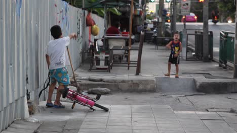 Dos-Niños-De-Tailandia-Jugando-En-Las-Calles-De-Bangkok
