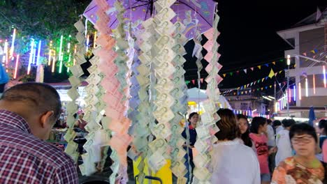 Dekorative-Thailand-geldscheine,-Die-Als-Ornamente-An-Einem-Regenschirm-Hängen