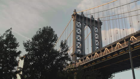 Kardanische-Aufnahme-Der-Brücke-Von-Manhattan-Während-Der-Goldenen-Stunde
