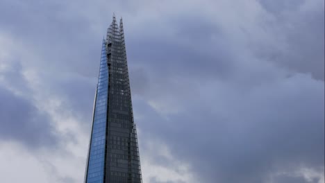 Zeitraffer-Von-Wolken,-Die-Hinter-Der-Scherbe-In-London-Vorbeiziehen