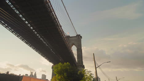 Gimbal-Schuss-Unter-Der-Brooklyn-Brücke-Zur-Goldenen-Stunde