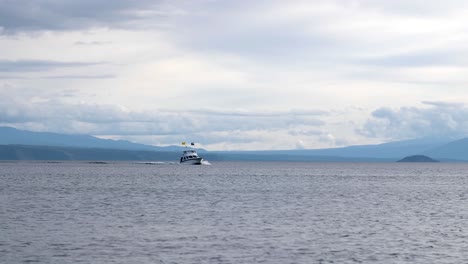 Schöne-Landschaftsaufnahme-Eines-Großen-Bootes,-Das-über-Den-Tauposee-In-Neuseeland-Fährt