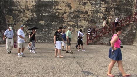 Touristen-Besuchen-Die-Burg-San-Felipe-De-Barajas,-Cartagena,-Kolumbien
