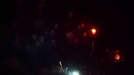 Schönes-Abstraktes-Buntes-Feuerwerk-Explodiert-Nachts-Am-Himmel-Ein-Symbol-Der-Feier-Im-Neuen-Jahr-Für-Den-Hintergrund