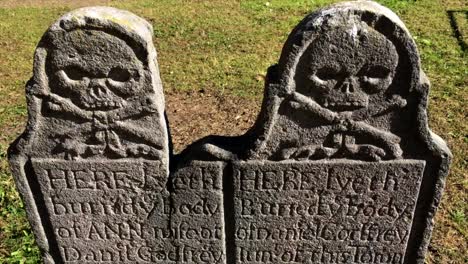 Ancient-tombstones-in-a-churchyard-in-Faversham,-Kent
