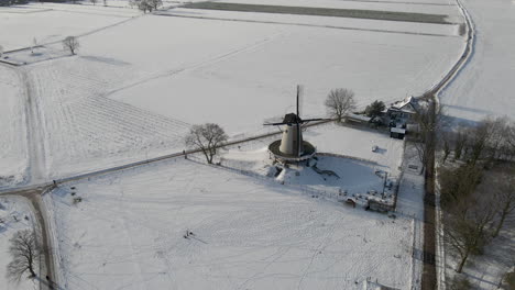 Luftbahn-Der-Traditionellen-Windmühle-In-Schneebedeckter-Ländlicher-Landschaft
