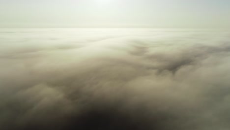 Flug-über-Den-Wolken-In-Der-Morgendlichen-Goldenen-Stunde