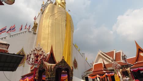 Budismo:-Estatua-Dorada-De-Buda-Con-Cielo-En-El-Fondo-Tiro-Inclinado-Hacia-Arriba