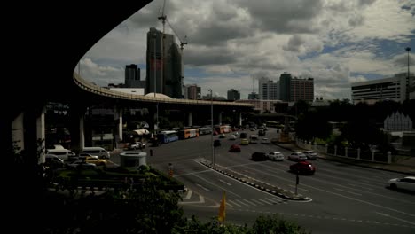 Die-Autos-Am-Siegesdenkmal-In-Bangkok-Beobachten