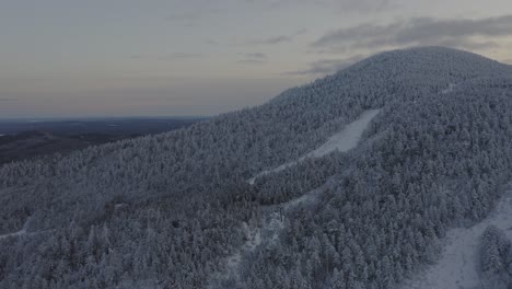 Verlassener-Skilift-Auf-Dem-Gipfel-Eines-Schneebedeckten-Berges-Luftrückzug