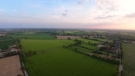 Drohnenaufnahmen-Eines-Sonnenuntergangs-über-Dem-Dorf-South-Walsham-In-Norfolk