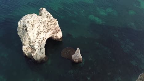 Nach-Oben-Kippen,-Um-Das-Ruhige-Meer-Und-Die-Kalksteinfelsen-Entlang-Der-Küste-Der-Algarve,-Portugal,-Aus-Der-Luft-Zu-Sehen