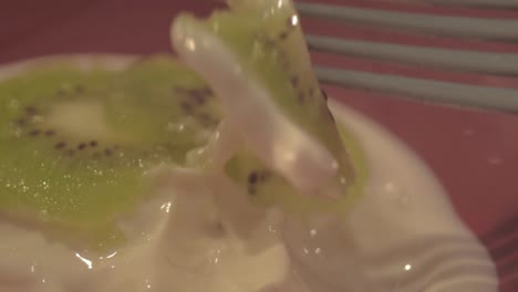 Sliced-kiwi-in-creamy-yoghurt