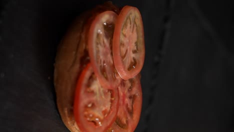 Tomate,-Die-In-Zeitlupe-Auf-Ein-Burgerbrötchen-Fällt