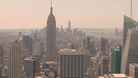 Pfanne,-Blick-Auf-Wolkenkratzer-Und-Gebäude-In-Manhattan,-Skyline-Von-New-York,-Tageslicht