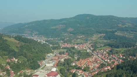 Vista-Panorámica-De-La-Ciudad-De-Ivanjica-En-Serbia-Durante-El-Día---Toma-Aérea-De-Drones