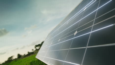 Sonnenkollektor-Auf-Der-Grünen-Wiese-Sammelt-Sonnenenergie-Und-Wandelt-Sie-In-Reine-ökologische-Energie-Um