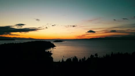 Aufsteigende-Pfanne-Links-Nach-Westen-Gerichteter-Dron-Schuss-Eines-Wunderschönen-Sonnenuntergangs-Auf-Der-Insel-Vancouver
