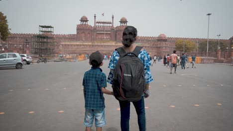 Bruder,-Schwester,-Die-Gegen-Das-Berühmte-Touristenziel-Des-Alten-Historischen-Monuments-Red-Fort-In-Neu-Delhi-Indien-Asien-Nahaufnahme-Steht