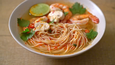 Nudeln-Mit-Würziger-Suppe-Und-Garnelen-In-Weißer-Schüssel---Asiatischer-Essensstil