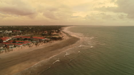 Vuelo-Sobre-La-Costa-De-Serrekunda-En-Gambia-En-áfrica-Y-Playa-Senegambia