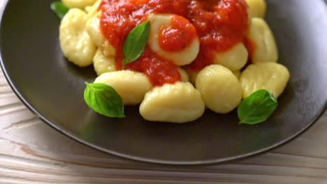 Gnocchi-In-Tomatensauce-Mit-Käse